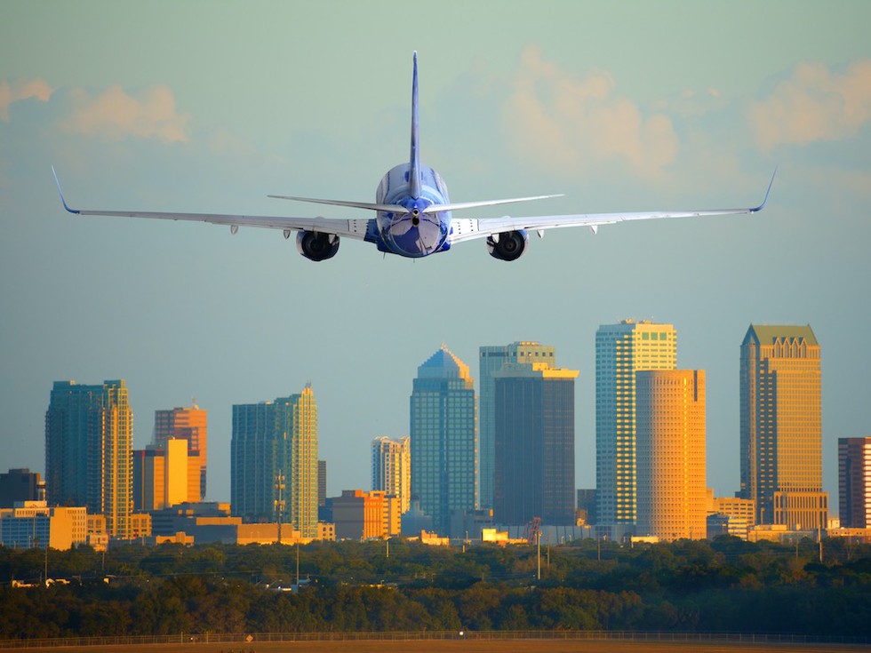 Flugzeug über der Skyline von Tampa (Foto © Michael O'Keene/Shutterstock.com)